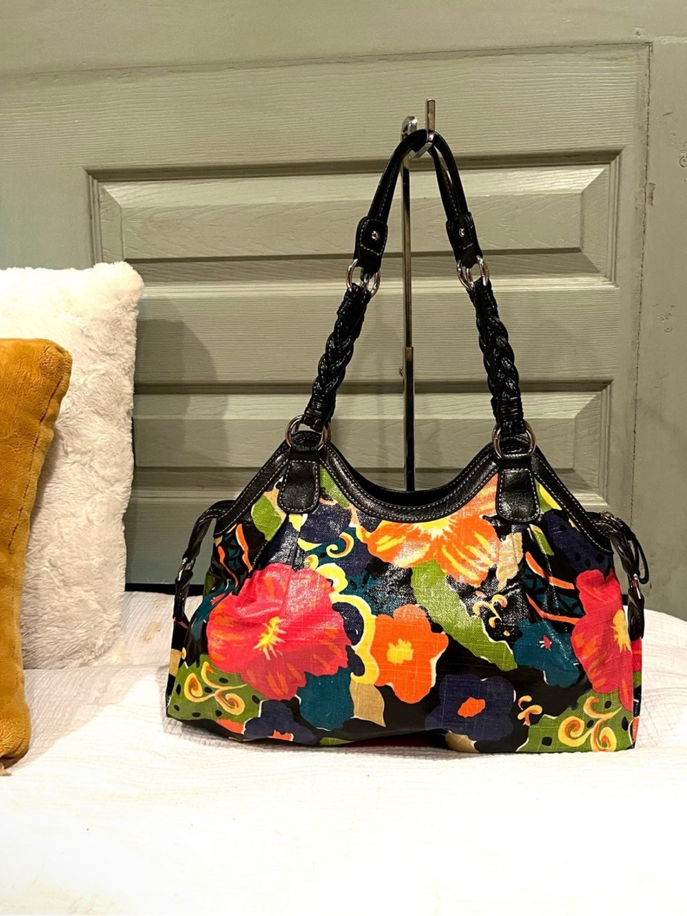 Stylish Floral Patent Shoulder Bag in Multicolor